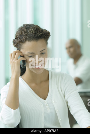 Frau mit Handy Stockfoto