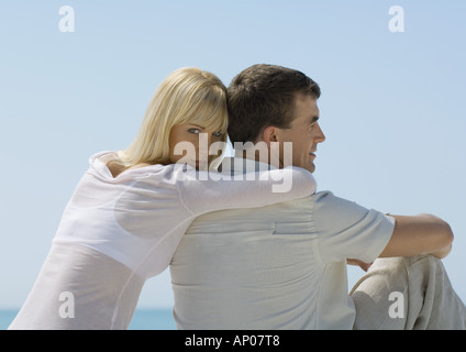 Frau, Mann, Meer im Hintergrund gelehnt Stockfoto