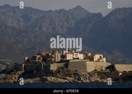 Zitadelle von Calvi mit Monte Cinto in Hintergrund, Calvi, Korsika, Frankreich Stockfoto
