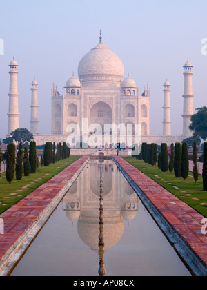 17. jahrhundert Taj Mahal Mausoleum im Morgenlicht mit Reflexion im Wasser Pool. Agra Uttar Pradesh Indien Asien Stockfoto