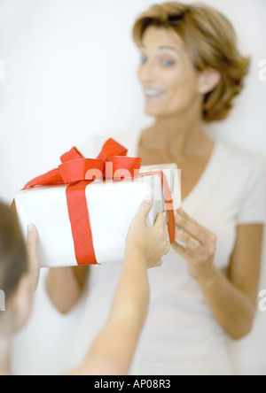 Kind Übergabe Frau Geschenk Stockfoto