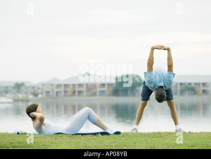 Älteres Paar, die sich fit halten, am See Stockfoto