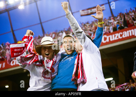 Sevilla FC-Fans feiern das erste Tor. Stockfoto