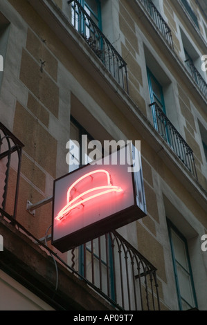 Französische Alpen (Isere), GRENOBLE, Frankreich: Altstadt: Hut Shop / Neon Sign Stockfoto