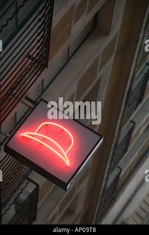 Französische Alpen (Isere), GRENOBLE, Frankreich: Altstadt: Hut Shop / Neon Sign Stockfoto