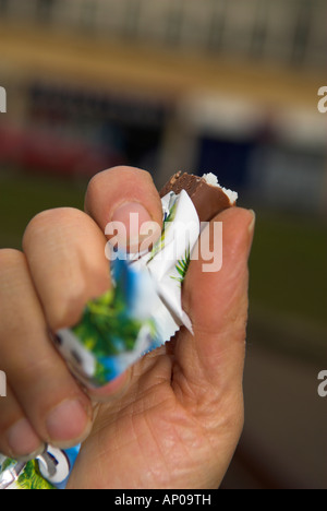 Closeup Womans Hand mit Schokoriegel Stockfoto