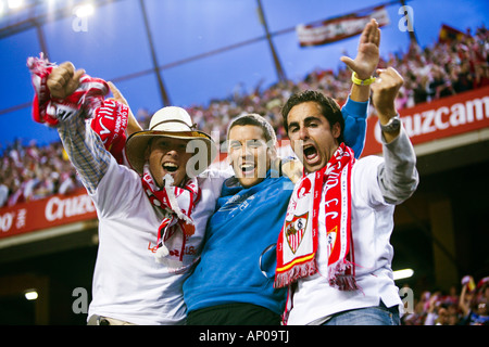 Sevilla FC-Fans feiern das erste Tor. Stockfoto