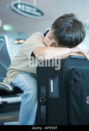 Junge Kopf auf Koffer, ausruhen, schlafen Stockfoto