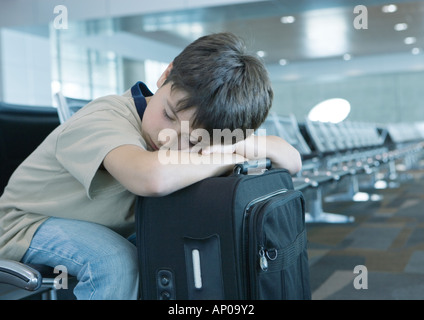 In Flughafen-Lounge, junge ruhen Kopf auf Koffer, schlafen Stockfoto