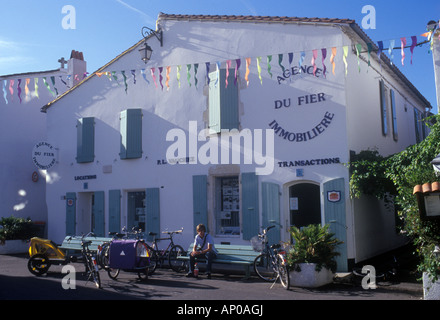 Les Portes, Lle de Re, Frankreich. Französisch Urlaub am Meer Dorfladen Immobilienmakler Büro-Immobiliere Stockfoto