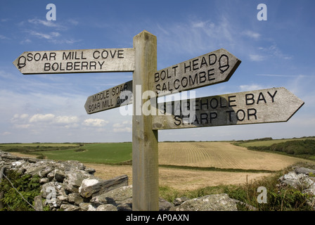 Wegweiser auf dem South West Coast Path in der Nähe von Schraubenkopf, South Devon Stockfoto