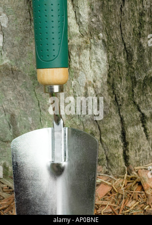 Gartenarbeit Kelle gegen Baum gelehnt Stockfoto