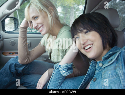 Zwei Frauen sitzen im Auto Stockfoto