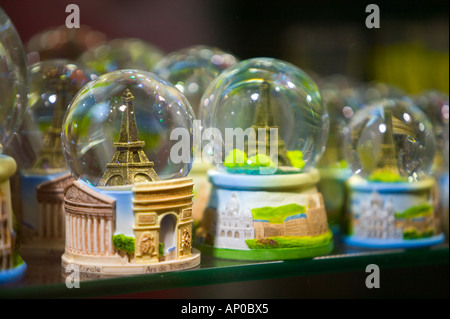 Frankreich, PARIS, Eiffelturm Bereich: Eiffelturm Miniatur Schneekugel-Souvenirs Stockfoto