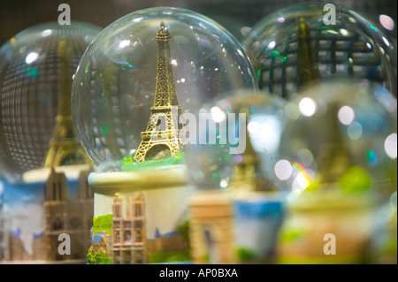 Europa, Frankreich, Paris, Eiffelturm Bereich: Eiffelturm Miniatur Schneekugel-Souvenirs Stockfoto