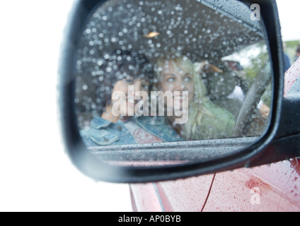 Zwei Frauen in Seitenansicht Spiegel reflektiert Stockfoto