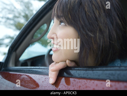 Frau aus dem Autofenster Stockfoto