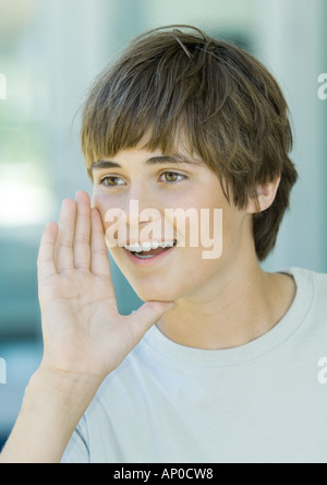 Preteen Boy an der Hand in den Mund, schreien Stockfoto