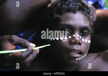 Darren hat sein Gesicht gemalt mit seinem totemic Symbole von seinem Vater Arnhem Land Australien Stockfoto