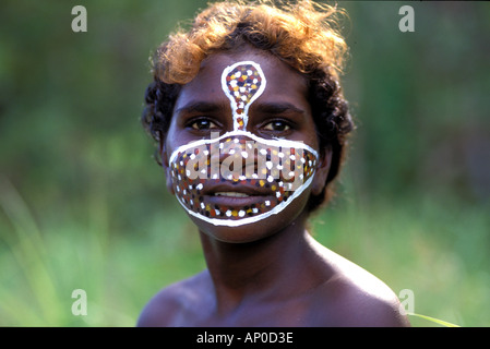 Jane Leti gemalt mit ihren heiligen Totems Arnhem Land Australien Stockfoto