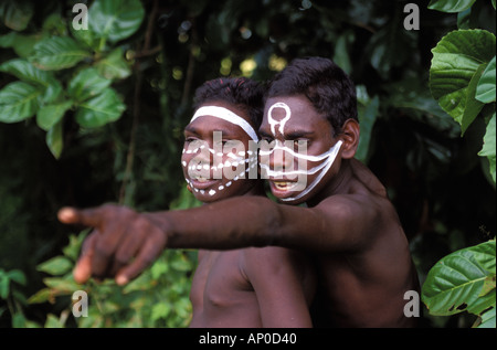 Aborigine-jungen gemalt mit ihren symbolischen Totems in Arnhem Land Australien Stockfoto