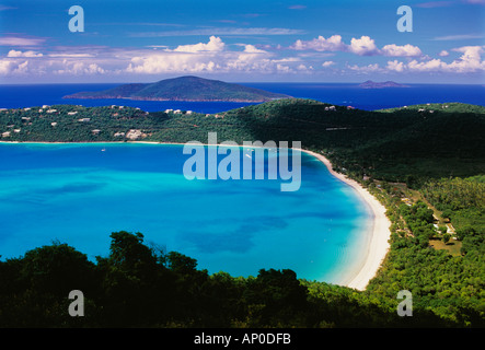 Luftaufnahme des Magens Bay Beach St Thomas uns Virgin Islands Türkis Sea Bright Blue Sky üppigen grünen Berge Stockfoto