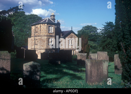 Edensor, Chatsworth Anwesen, Derbyshire, UK, Blick über Grabsteine zu erheblichen Stein gebaute villa Stockfoto