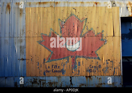 Ahornholz-Blatt-Malerei auf Wellblech lächelnd. Waterfront Montreal, Quebec, Kanada Stockfoto