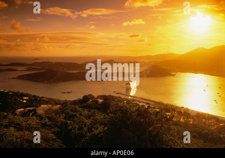 Luftbild bei Sonnenuntergang des Karnevals Kreuzfahrtschiff ziehen in Charlotte Amalie Bay In St Thomas amerikanische Jungferninseln Stockfoto