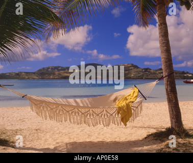 Hängematte schaukelt im Wind am Karibik-Strand in Baie De L Ansatz St Martin Stockfoto