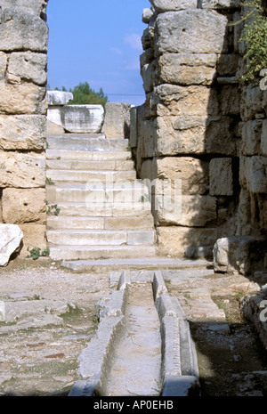 Europa, Griechenland, Corinth. Antike römische "Sanitär" durchgeführt-Wasser aus Brunnen Stockfoto