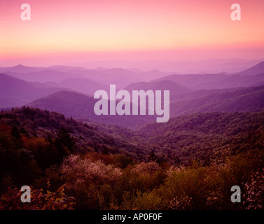 Sonnenuntergang über den Blue Ridge Mountains von North Carolina von der Blue Ridge Parkway sorgt für eine schöne Berglandschaft Stockfoto