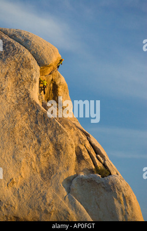 Kletterer auf der Reiseroute auf Independence Rock in Joshua Tree CA Stockfoto