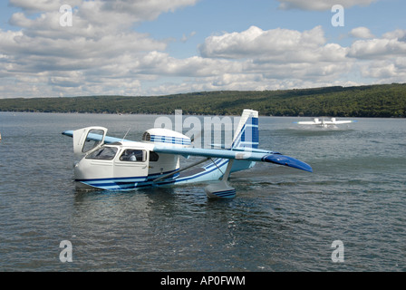 Amphibien-Flugzeug landete nur im See. Stockfoto
