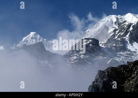 GANESH HIMAL im Nebel steigt auf 24 299 Füße NEPAL HIMALAYA Stockfoto