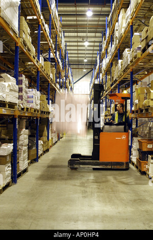 Gabelstapler im Lager Interieur Stockfoto