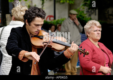 Ein Musicain unterhält auf dem Blumenmarkt, Kolumbien Straße, London Stockfoto