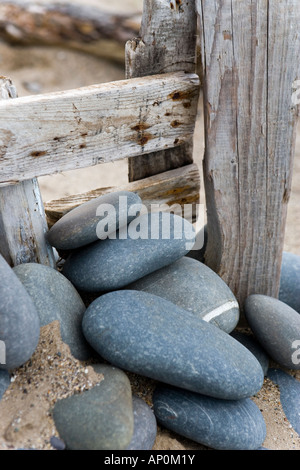 Im Alter von Holzkonstruktion mit Kiesel vom Strand entfernt Stockfoto