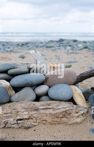 Im Alter von Holzkonstruktion mit Treibholz und Kiesel vom Strand entfernt Stockfoto