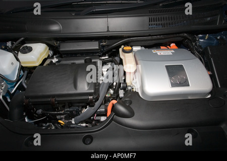Unter der Haube ein Toyota Prius dual-Fuel Benzin Elektro-Auto Stockfoto