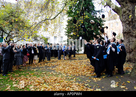 Absolventen aus Worcester Universität mit ihren Fotografien am Abschlusstag außerhalb Worcester Cathedral Stockfoto