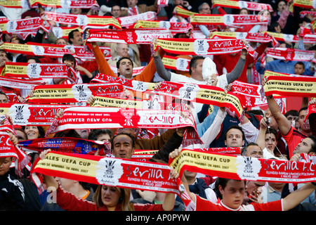 Mosaik mit Schals von Sevilla FC-Fans vor dem UEFA-Pokal-Halbfinale gegen CA Osasuna gemacht Stockfoto