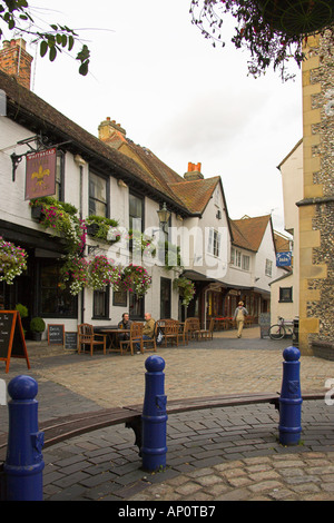 Das Fleur De Lys Pub und Uhrturm, Markt Kreuz, St Albans, Hertfordshire, UK Stockfoto