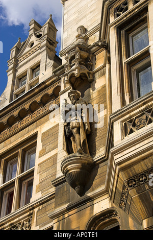 Eine Statue über dem Eingang zum Tree Court, Gonville und Caius College der Universität Cambridge, England Stockfoto