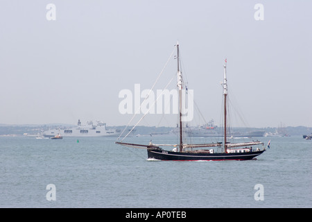 Großsegler in Portsmouth harbour england Stockfoto