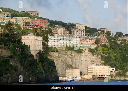 Italien, Kampanien (Halbinsel von Sorrent), SORRENTO: Morgen Blick auf Küste Hotels von Marina Piccola Stockfoto