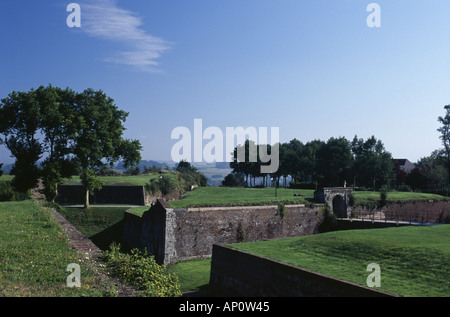 Wälle und Gräben der Zitadelle, dem königlichen Schloss in Montreuil, Pas-De-Calais, Frankreich Stockfoto