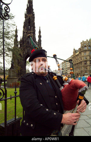 Scotsman Dudelsack von Scott Monument in Edinburgh, Schottland Stockfoto