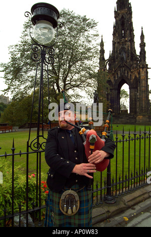 Scotsman Dudelsack von Scott Monument in Edinburgh, Schottland Stockfoto