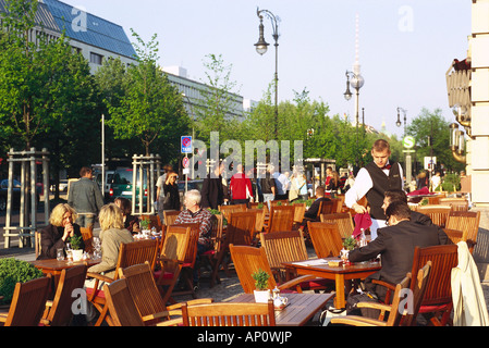 Café direkt vor dem Hotel Adlon, Unter Den Linden, Berlin Stockfoto